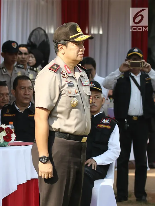 Wakapolda Metro Jaya, Brigjen Pol Purwadi saat mengikuti apel besar di lapangan Sabhara Mapolda Metro Jaya, Jakarta, Sabtu (12/5). Pokdarkamtibmas Metro Jaya siap membantu Polri dalam mengamankan bulan Ramadan. (Liputan6.com/Herman Zakharia)