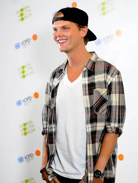 Nama Avicii sangat tidak asing di telinga masyarakat. Mengingat  ia juga berprofesi sebagai DJ ternama yang selalu berhasil memikat para pendengarnya. (Bambang E.Ros/Kapanlagi.com)