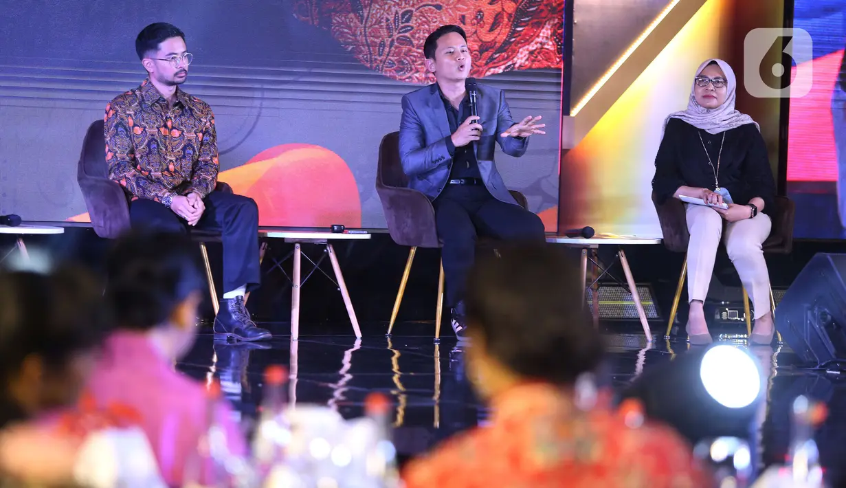 Content Creator Den Dimas, Bupati Trenggalek Mochamad Nur Arifin, dan Executive Vice President Pengembangan Produk Niaga PT PLN (Persero) Ririn Rachmawardini saat diskusi dalam acara Cita dan Cipta Liputan6.com x Fimela di Shangri-La Hotel, Jakarta,  Rabu (31/7/2024). (Liputan6.com/Angga Yuniar)