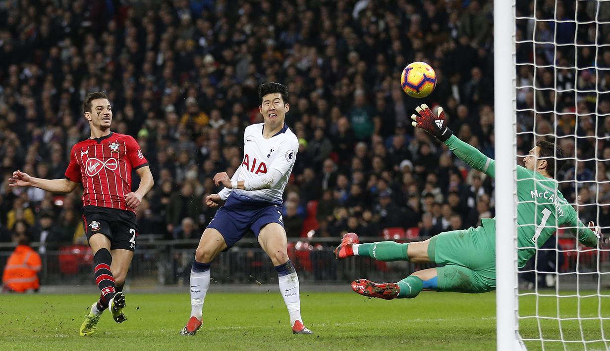 Proses terjadinya gol yang dicetak gelandang Tottenham, Son Heung-Min, ke gawang Southampton pada laga Premier League di Stadion Wembley, London, Rabu (5/12). Tottenham menang 3-1 atas Southampton. (AFP/Ian Kington)