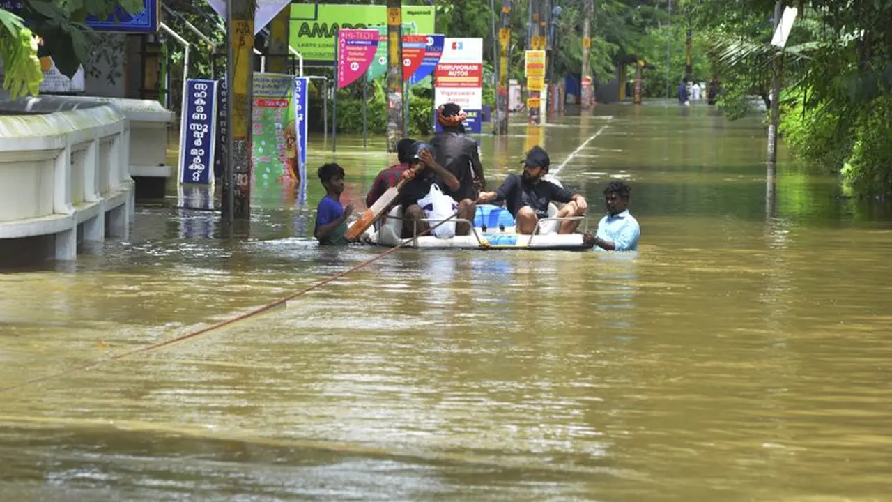 Banjir di negara bagian Kerala, India, menewaskan lebih dari 350 orang, dan menyebabkan jutaan orang mengungsi (AP Photo)