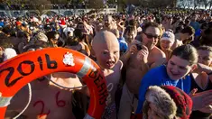 Sejumlah orang berbondong-bondong menyesaki English Bay untuk ambil bagian dari acara tahunan Polar Bear Swim di Vancouver, Kanada (2/1/2016). Meski suhu di pantai tersebut mencapai 3 derajat celcius, mereka tetap antusias. (REUTERS / Ben Nelms)