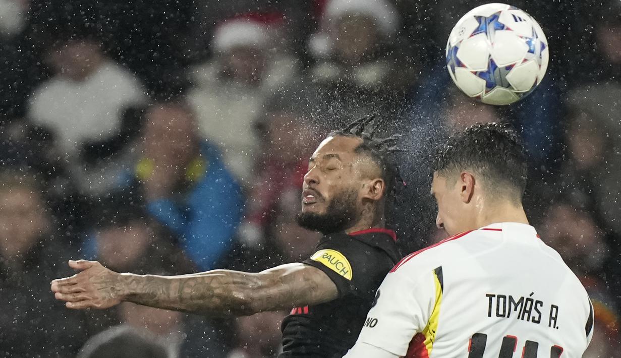 Bek Benfica, Tomas Araujo (kanan) memenangi duel udara dengan striker RB Salzburg, Fernando pada laga matchday keenam Grup D Liga Champions 2023/2024 di Red Bull Arena, Salzburg, Austria, Rabu (13/12/2023) dini hari WIB. (AP Photo/Matthias Schrader)