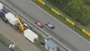 Pebalap Mercedes, Nico Rosberg (kanan), saat menyalip pebalap Ferrari, Kimi Raikkonen, dalam balapan F1 GP Kanada di Sirkuit Gilles Villeneuve, Kanada, Senin (13/6/2016) dini hari WIB. (Bola.com/Twitter/F1)