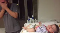 Bayi mungil ini malah tertawa lucu saat melihat ayahnya mual ketika akan mengganti popoknya