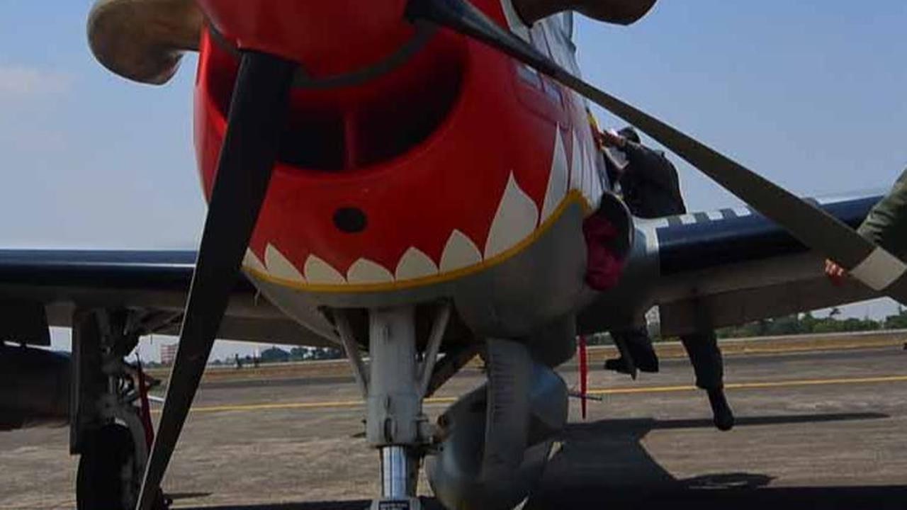 Super Tucano dilengkapi dengan 2 senapan mesin, bom, peluncur roket jamak, dan bom berpemandu laser.