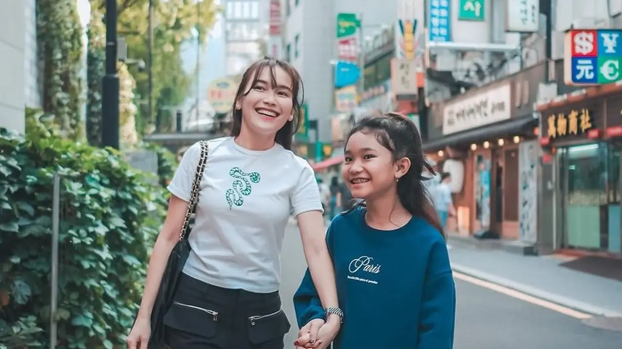 6 Ide Outfit Kompak Ibu-Anak ala Seleb, dari Ayu Ting Ting hingga Anissa Aziza