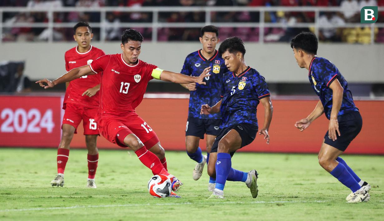 <p>Pemain Timnas Indonesia, Muhammad Ferarri (kiri) berebut bola dengan pemian Laos,&nbsp;Phetdavanh Somsanid pada laga&nbsp;lanjutan Grup B Piala AFF 2024 di Stadion Manahan, Solo, Jawa Tengah, Kamis (12/12/2024). (Bola.com/Abdul Aziz)</p>