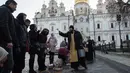 Imam Ortodoks Ukraina memberkati jemaatnya saat perayaan Paskah di gereja Kyiv-Pechersk Lavra di Kiev, Ukraina (8/4). Gereja Ortodoks Timur biasanya merayakan Paskah beberapa minggu setelah perayaan Paskah di gereja Barat. (AP Photo / Evgeniy Maloletka)