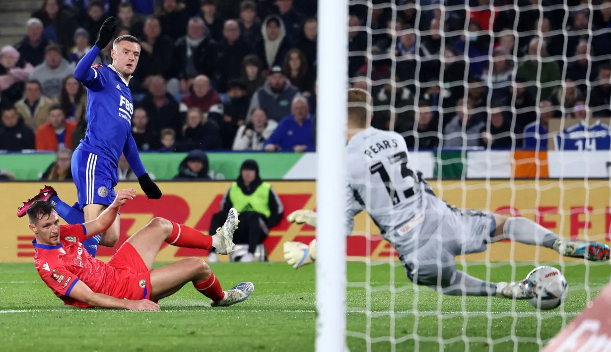Striker Leicester City Jamie Vardy menyaksikan operan tembakannya melewati gelandang Blackburn Rovers, Rovers Tyler Morton (kiri) dan diselamatkan kiper Blackburn Rovers, Aynsley Pears pada laga putaran ke-5 Piala FA 2022/2023 di Stadion King Power, Rabu (1/3/2023), dini hari WIB. Leicester sendiri di awal cukup bermain apik dan menekan Blackburn. (DARREN STAPLES / AFP)