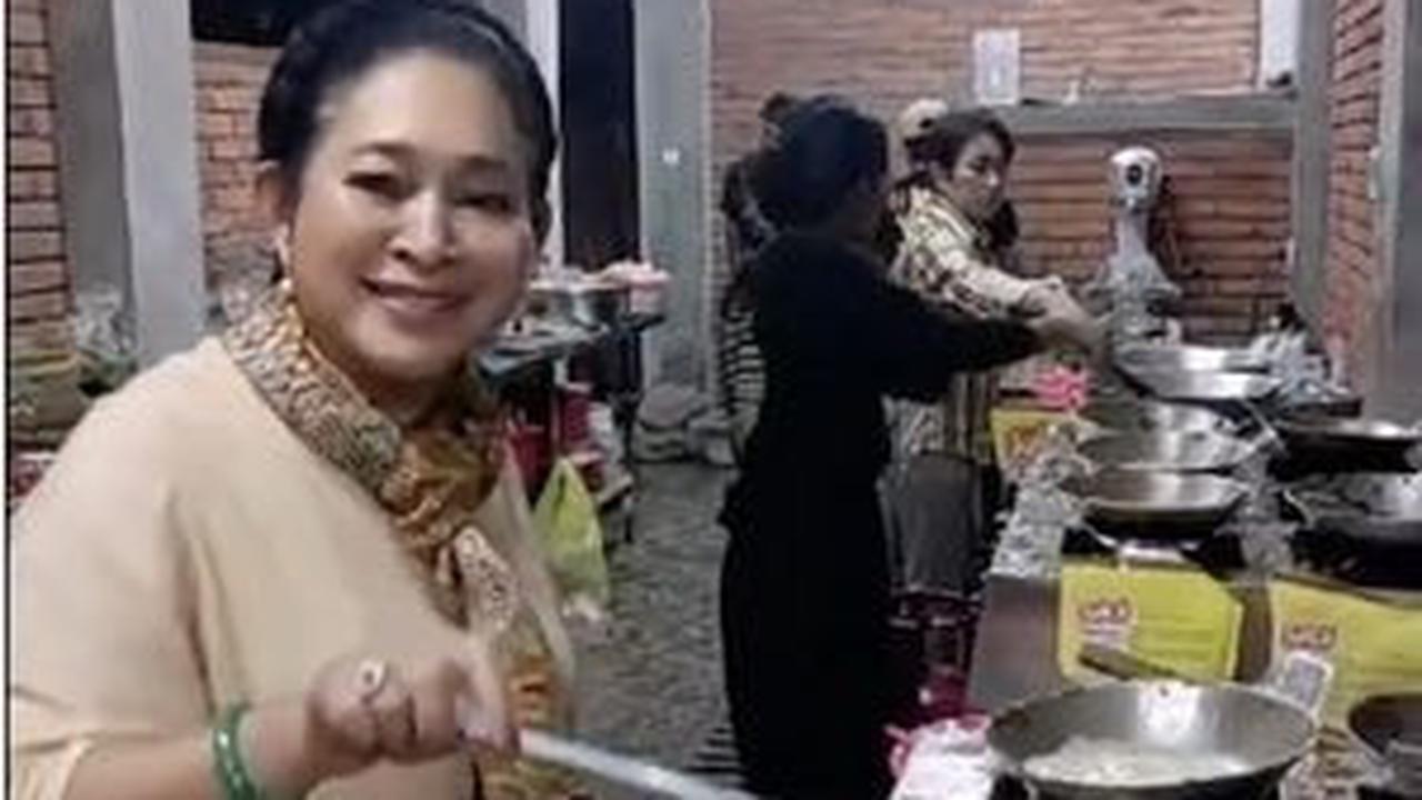 "Halo, saya lagi bikin telur krispi. Hari ini tamunya banyak banget, jadi harus bantuin anak-anak di dapur bikin telur krispi," ujar Titiek Soeharto. <br>