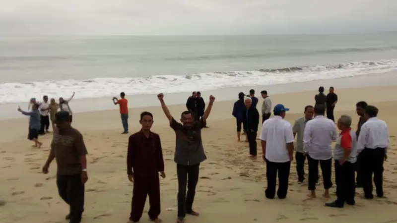 Sebagian pengunjung pantai selatan Garut lebih memilih baju berwarna putih atau lainnya daripada memilih warna hijau