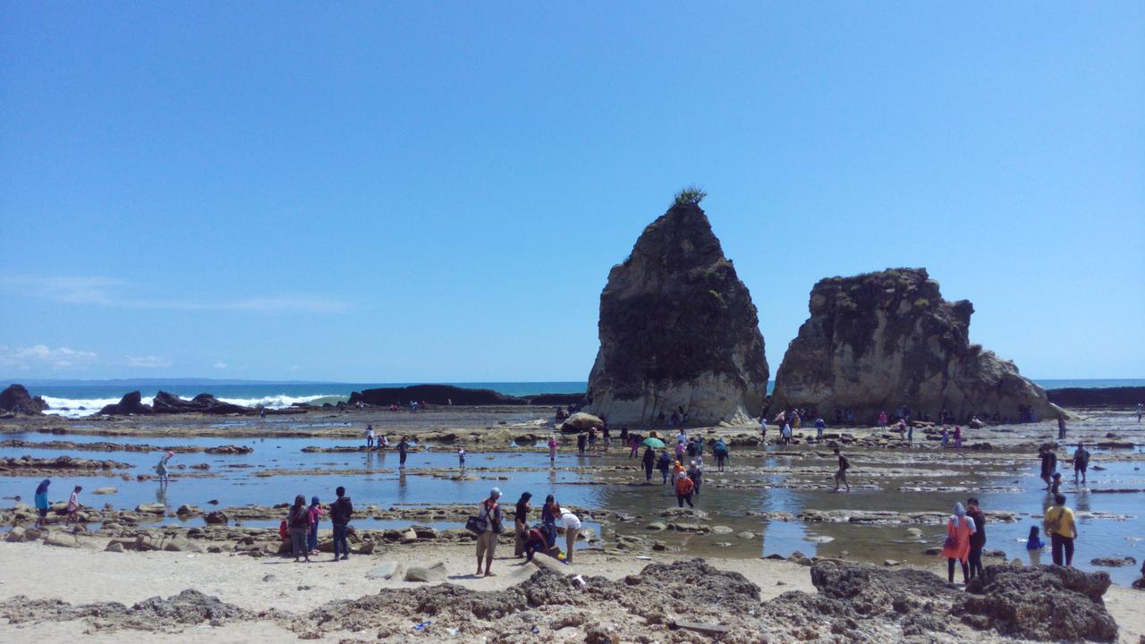 Pantai Sawarna: Spot Foto Ikonik dan Waktu Terbaik Berkunjung
