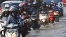 Hingga saat ini banjir masih menggenangi persimpangan itu.   (merdeka.com/Arie Basuki)
