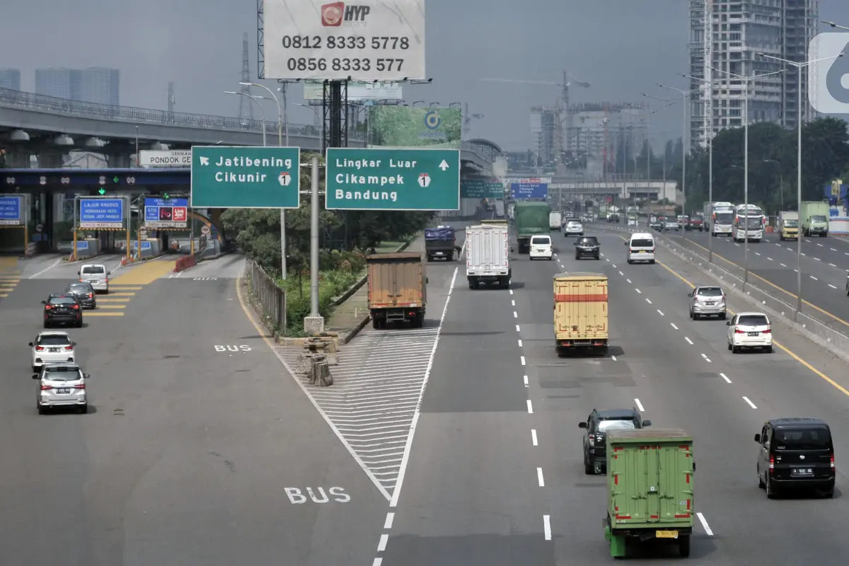FOTO: Pandemi COVID-19 Turunkan Volume Kendaraan di Jalan Tol