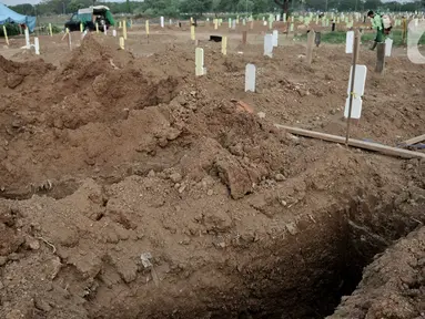 Galian makam kosong yang disiapkan untuk jenazah korban Covid-19 di TPU Tegal Alur, Jakarta, Kamis (25/6/2020). Menurut petugas makam TPU Tegal Alur, selama masa PSBB Transisi jumlah pemakaman jenazah dengan protap Covid-19 meningkat dibanding bulan lalu. (merdeka.com/Iqbal S Nugroho)
