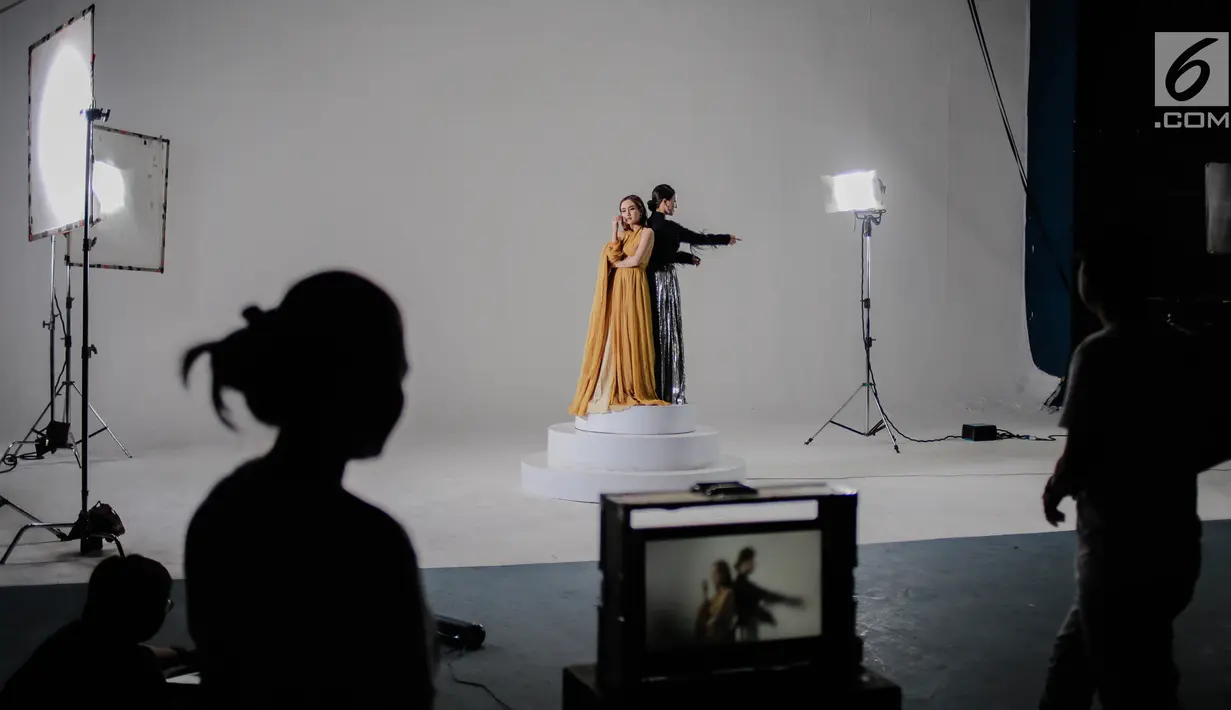 Cita Citata dan Sarwendah saat proses syuting video klip di kawasan Jakarta, Senin (15/10). Syuting video klip tersebut meremake lagu dari Sandra Dewi berjudul ku akui hati ini. (Liputan6.com/Faizal Fanani)