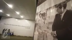 Sejumlah orang berdiri di depan mural bertema Kota Bandung di Jalan Asia Afrika, Bandung, Jawa Barat, Selasa (5/7). Dua buah mural tersebut menjadi lokasi favorit bagi warga dan wisatawan di Bandung untuk berfoto. (Liputan6.com/Immanuel Antonius)