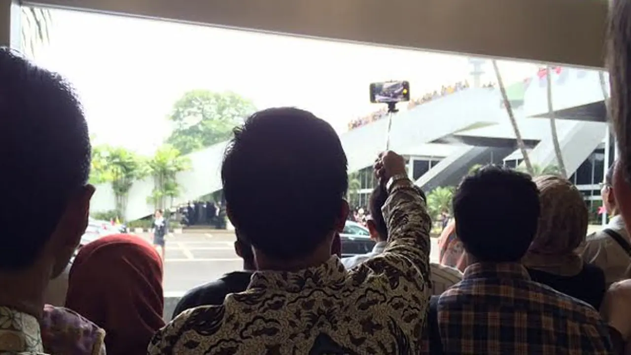 ‎Tongsis Ikut Nongol di Pelantikan Jokowi-JK