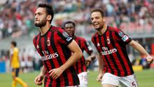 Gelandang AC Milan, Hakan Calhanoglu, menyumbangkan satu gol saat timnya menang 4-1 atas Helles Verona pada laga pekan ke-36 Serie A, di San Siro, Sabtu (5/5/2018) waktu setempat. (AP Photo/Antonio Calanni)