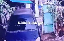Viral! Mobil Tabrak Anak-Anak yang Sedang Bermain Tanah di Parkiran Jatinegara