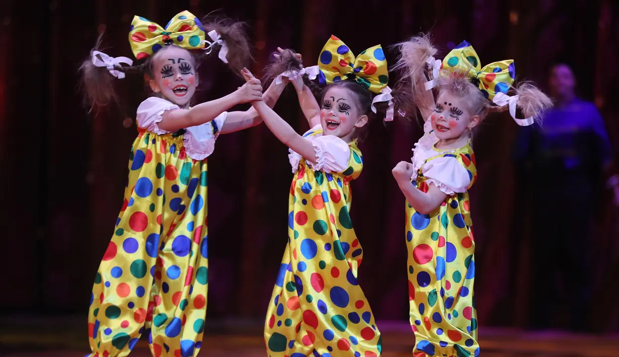 Aksi Trio The Izhevsk saat menghibur penonton di pembukaan Festival Sirkus Internasional Monte-Carlo ke-41 di Monaco (19/1). Dalam festival ini, acara puncak ditutup dengan pemberian "Clown d'Or". (Valery Hache / POOL / AFP)