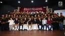 Ketua Umum PSSI, Edy Rahmayadi (tengah depan) berfoto bersama Timnas Indonesia U-16 saat pelepasan di Gedung Flamboyan, Mako Kopassus, Jakarta, Kamis (6/7). Timnas U-16 akan berlaga di Piala AFF U-15 Thailand, 9-22 Juli. (Liputan6.com/Helmi Fithriansyah)