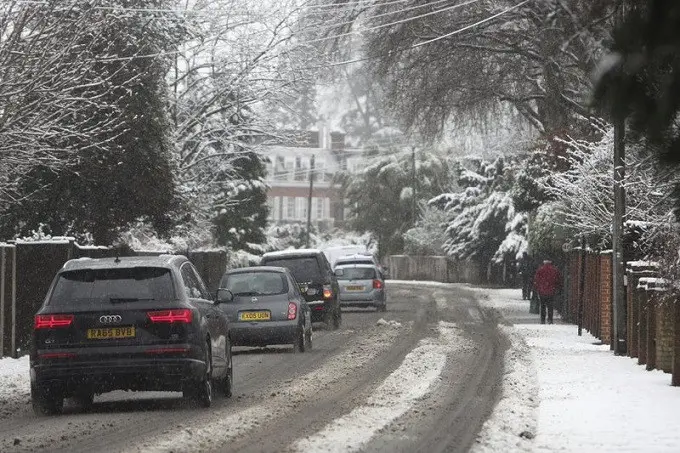 Salju tebal menutupi jalan raya di Bisham, Inggris, Senin 11 Desember 2017. (AP)