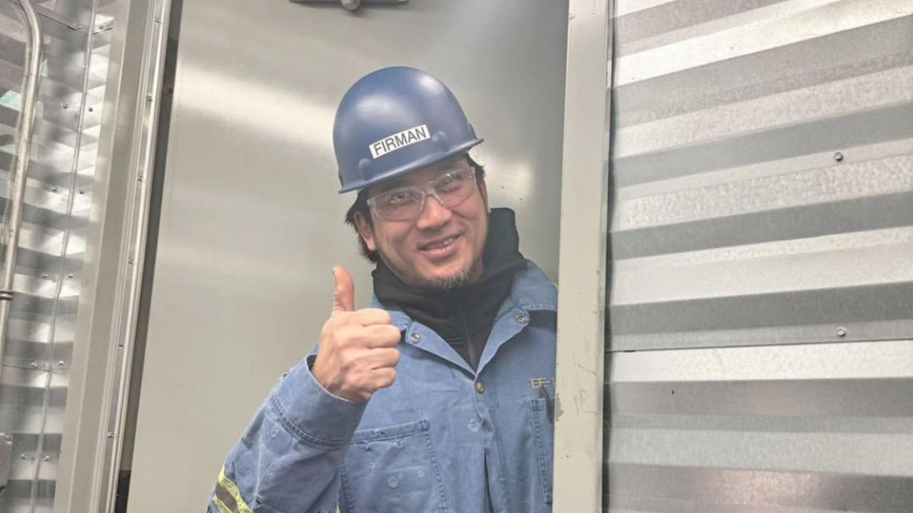 Bye-bye Yellow Hat, Potret Tengku Firmansyah Pakai Helm Biru di Tempat Kerja