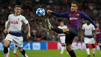 Sebelum di Barcelona, Philippe Coutinho (kanan) merupakan salah satu playmaker terbaik di Liga Inggris bersama Liverpool. Namun, ia kesusahan menemukan performa terbaiknya di Camp Nou. Barca dikabarkan untuk mencari peminatnya dan beberapa klub di Liga Inggris menginginkannya. (AFP/Adrian Dennis)