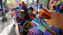 Para bocah tampak asyik menaiki mobil-mobilan di Kampung Budaya Betawi, Sabtu (18/7/2015). Kampung ini menghadirkan beragam pagelaran seni dan aneka permainan yang baik untuk edukasi keluarga. (Liputan6.com/Yoppy Renato)