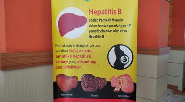 Banner hepatitis B di kantor Dinkes Sumbar. 9Liputan6.com/ Novia Harlina)