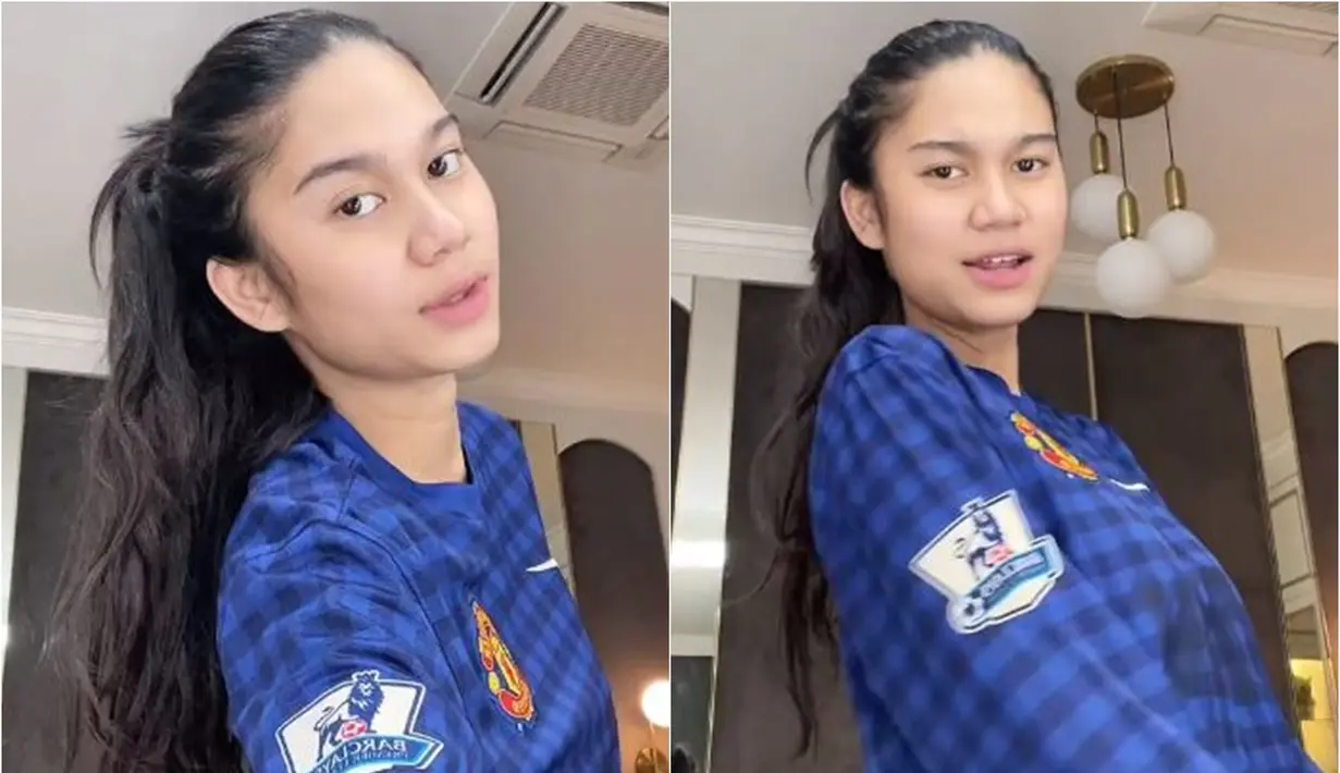 Perempuan berusia 20 tahun ini tampak menawan saat mengenakan jersey MU warna biru. Aura cantiknya Azizah Salsha ini bikin warganet terpesona. Banyak fans MU senyum lebar melihat Azizah saat pakain jersey Setan Merah. (Liputan6.com/TikTok/azizahsalshaa)