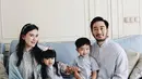 Potret keluarga Syahnaz Sadiqah saat Lebaran. Syahnaz sendiri tampil cantik dengan dress abaya bordir bernuansa biru muda yang lembut, serasi degnan selendangnya. [Foto: Instagram/syahnazs]