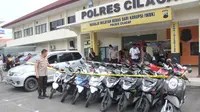 Kepolisian Resor Cilacap menyita lebih dari 20 sepeda motor diduga kuat hasil kejahatan dua begal bersenpi rakitanyang sebelumnya ditangkap. (Foto: Liputan6.com/Polres Cilacap/Muhamad Ridlo)