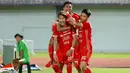 Pemain Persija Jakarta merayakan gol yang dicetak Hansamu Yama ke gawang Dewa United pada laga BRI Liga 1 di Stadion Indomilk Arena, Tangerang, Senin (10/4/2023). Persija menang dengan skor 1-0. (Bola.com/M Iqbal Ichsan)