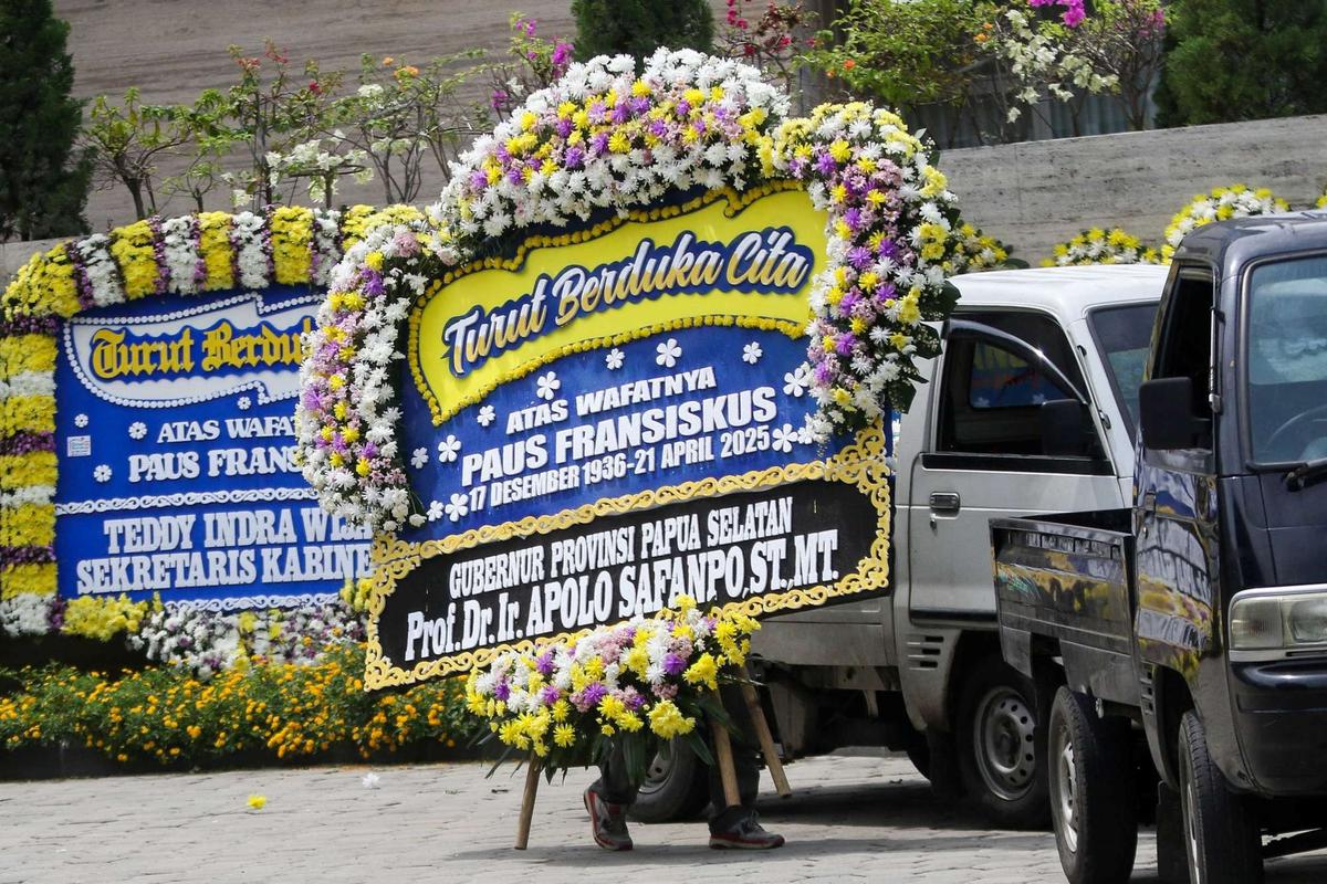 Umat Katolik berdoa untuk Paus Fransiskus di Kedubes Vatikan
