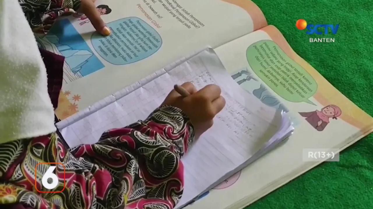 Puluhan kursi dan meja rusak