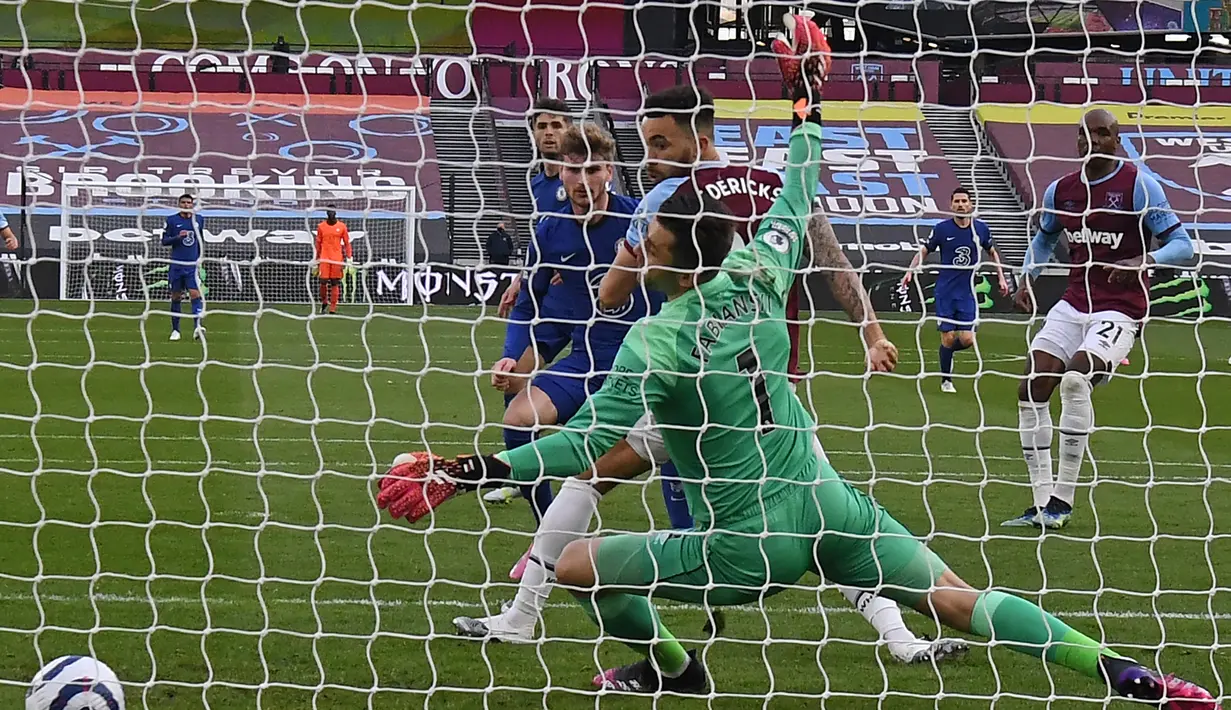 Striker Chelsea, Timo Werner (tengah) melepaskan tendangan yang berbuah gol ke gawang West Ham United dalam laga lanjutan Liga Inggris 2020/2021 pekan ke-33 di The London Stadium, London, Sabtu (24/4/2021). Chelsea menang 1-0 atas West Ham. (AFP/Andy Rain/Pool)