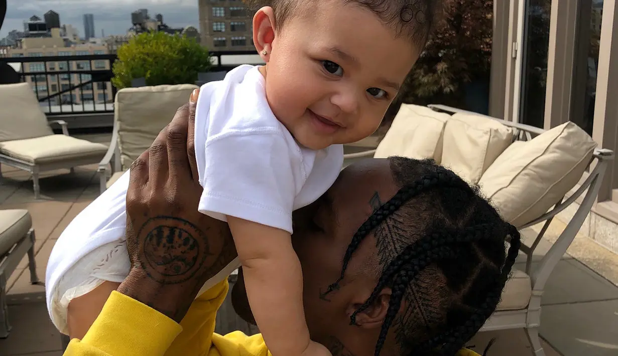 Travis Scott pun mengunggah dua foto dirinya yang tengah menghabiskan waktu dengan Stormi. (instagram/travisscott)