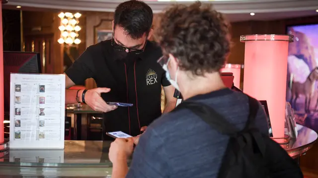 Pengecekan Paspor Kesehatan di Bioskop Paris