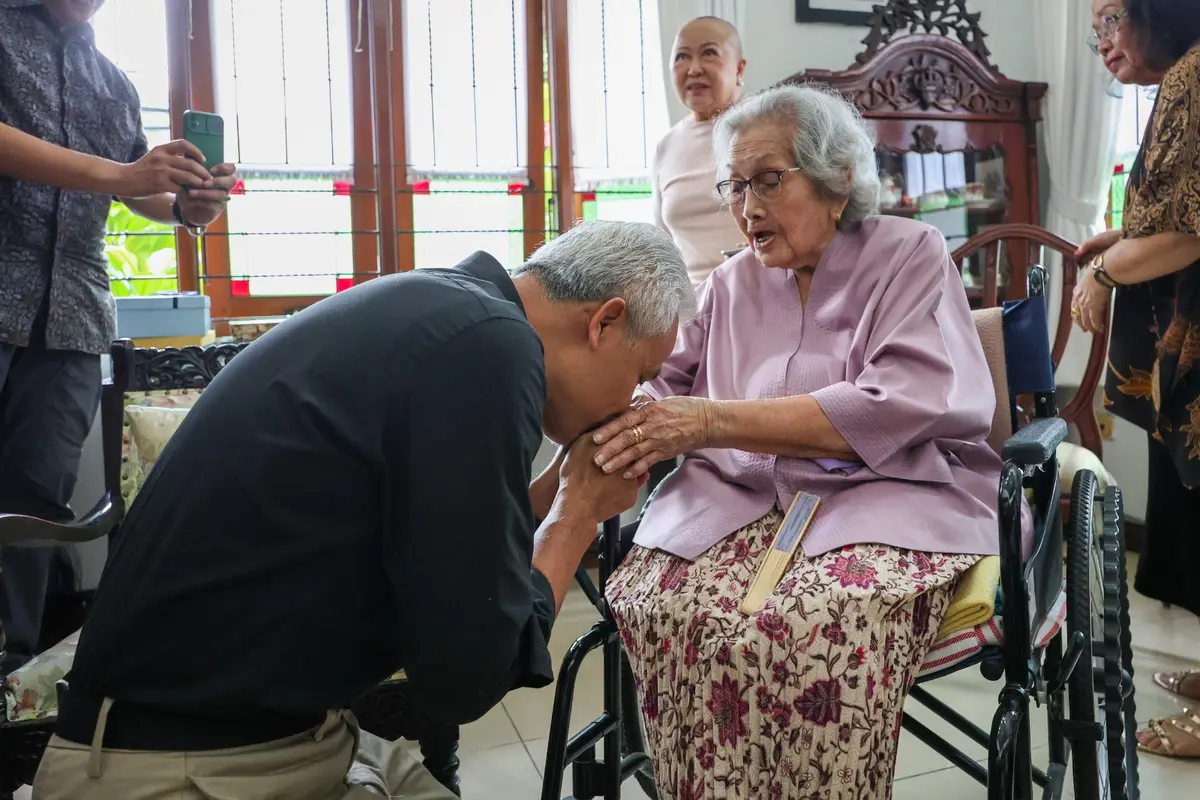 Capres RI 2024 Ganjar Pranowo bertemu Meriyati Roeslani atau Meri Hoegeng, istri mantan Kapolri Jenderal (Purn) Hoegeng Iman Santoso (Istimewa)