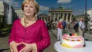 Sebuah patung lilin dipajang di depan gerbang Brandenburg di Berlin, (16/7/2014) untuk menandai perayaan ulang tahun ke 60 Kanselir Jerman, Angela Merkel. (AFP PHOTO/Clemens Bilan)