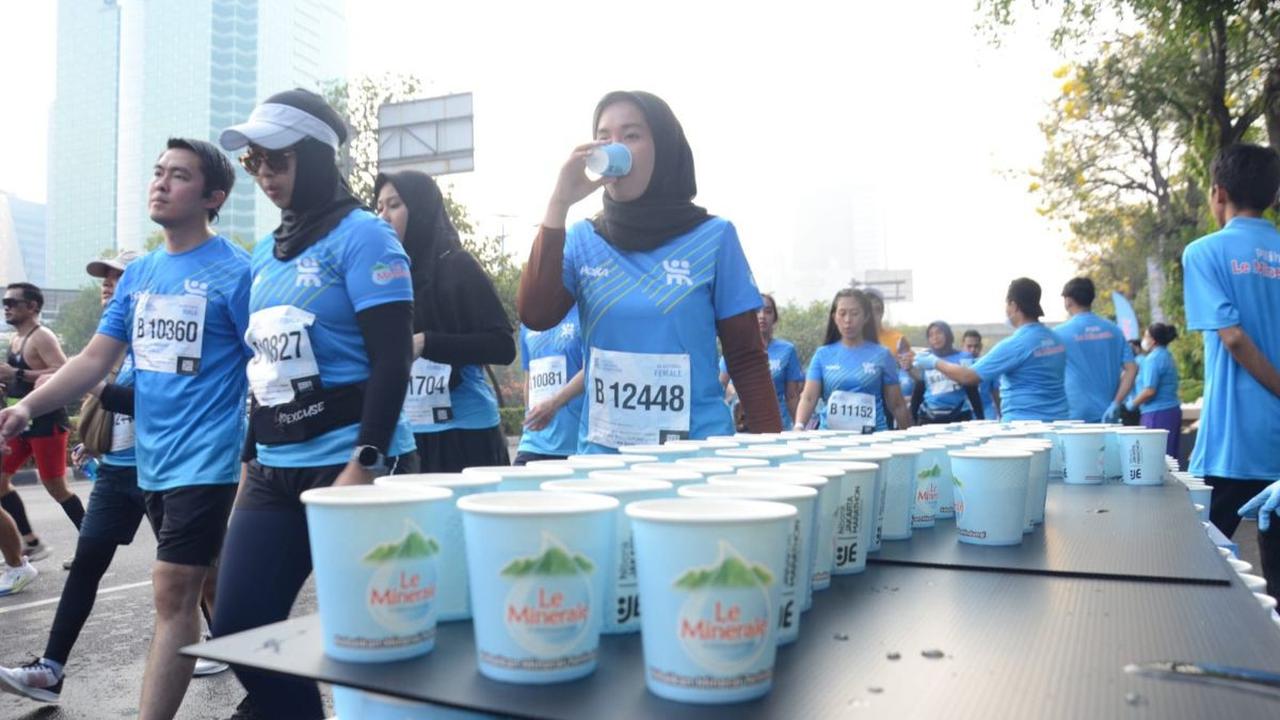 Di pelaksanaan Jakarta Marathon hari ini, tersedia 25 titik water station Le Minerale yang berada di sepanjang rute.