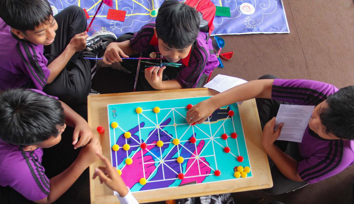 Festival ini digelar sebagai upaya menghidupkan kembali tradisi bermain di tengah kuatnya pengaruh digital pada anak-anak Indonesia. Tampak dalam foto, anak-anak mencoba permainan tradisional di acara Teras Main Indonesia 2025 di Taman Mini Indonesia Indah (TMII), Jakarta, Sabtu (15/11/2025). (merdeka.com/Arie Basuki)