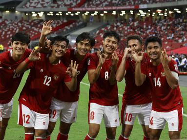 Gelandang Timnas Indonesia, Egy Maulana Vikri (kedua kanan) berselebrasi usai mencetak gol ke gawang Singapura pada leg kedua semifinal Piala AFF 2020 di National Stadium, Sabtu (25/12/2021). Laga dimenangkan Indonesia 4-2 lewat perpanjangan waktu 2 x 15 menit. (AP/Suhaimi Abdullah)