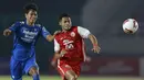 Pemain Persija Jakarta, Taufik Hidayat (kanan) berebut bola dengan pemain Persib Bandung, Achmad Jufriyanto, pada laga kedua final Piala Menpora 2021 di Stadion Manahan, Solo, Minggu (25/4/2021). (Bola.com/M Iqbal Ichsan)