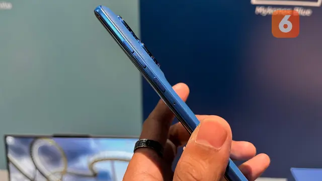 Tampilan Samping Motorola Edge 60 Fusion. Liputan6.com/Reanthonio Oktovier Sinanu