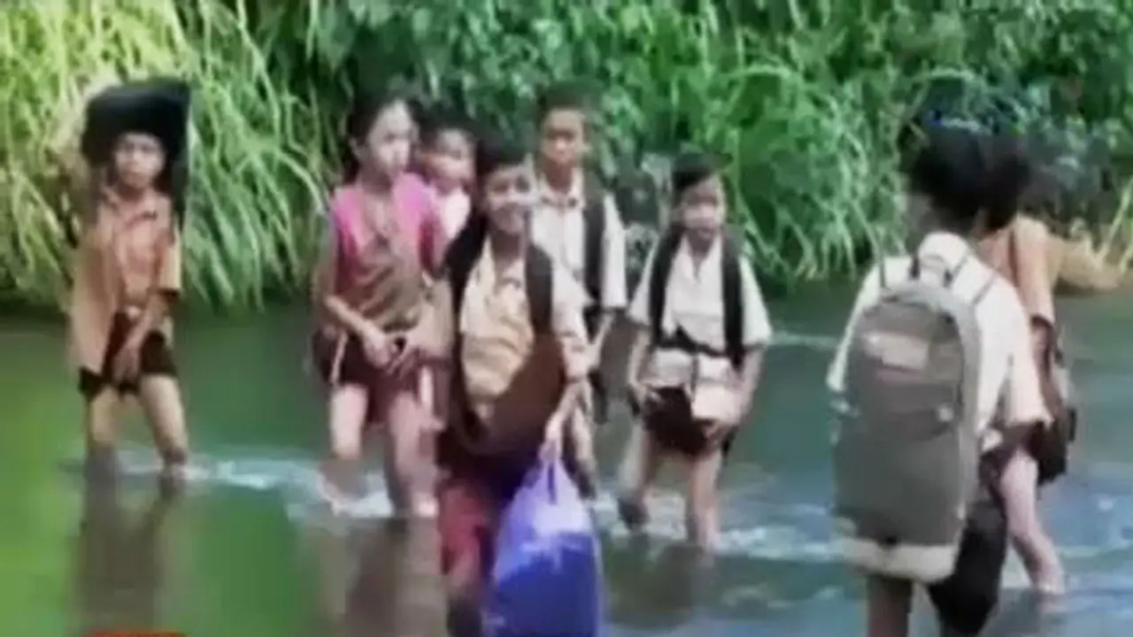 Kilas Indonesia: Jembatan Ambruk, Siswa Mamuju Seberangi Sungai