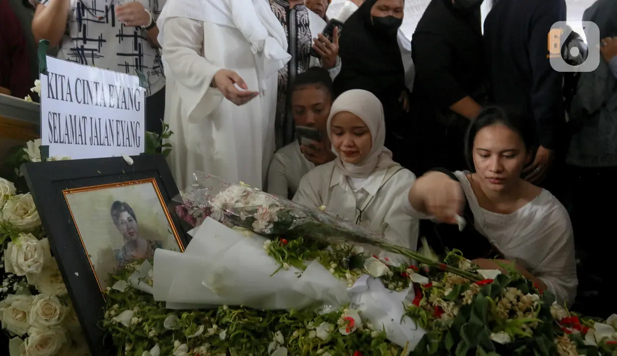 Suasana haru menyelimuti prosesi pemakaman penyanyi dan artis senior Titiek Puspa di Tempat Pemakaman Umum (TPU) Tanah Kusir, Jakarta, Jumat (11/4/2025). (Liputan6.com/Herman Zakharia)